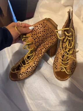 Jeffrey Campbell Tan Cutout Lace-Up Peep-Toe Heels with Yellow Laces